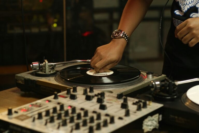 Il deejay è un mestiere vero: ben oltre il semplice intrattenimento