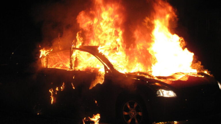 Auto in fiamme nei pressi della scuola in Via Collodi