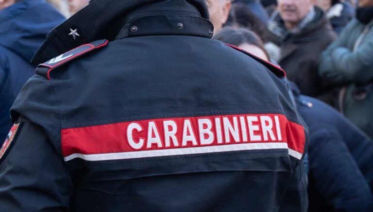 52enne arrestato a Trentola Ducenta: aggredisce la madre anziana e ferisce due carabinieri