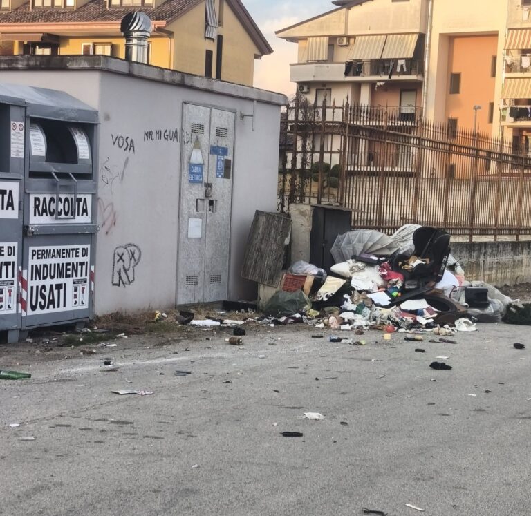 Via Bovaro a Trentola Ducenta, la denuncia dei cittadini: “Una discarica a cielo aperto”