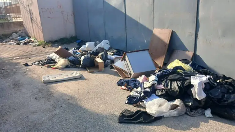 Via Bovaro a Trentola Ducenta, ancora rifiuti abbandonati nei pressi dei cassoni