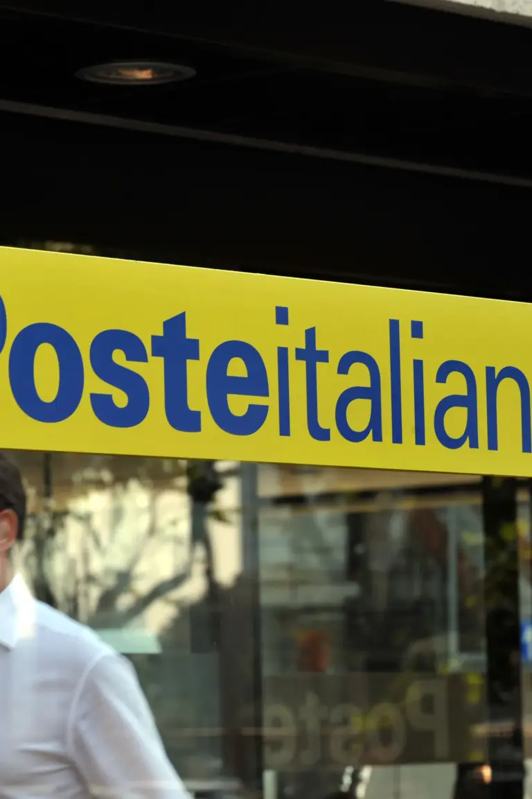 Poste a Trentola Ducenta, l’azienda risponde alle proteste: “Sportello aggiuntivo e prenotazione per evitare code”