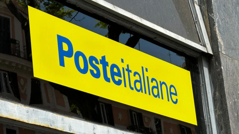 Ufficio postale Trentola Ducenta nel caos: file sotto il sole e bancomat chiusi, la rabbia dei cittadini