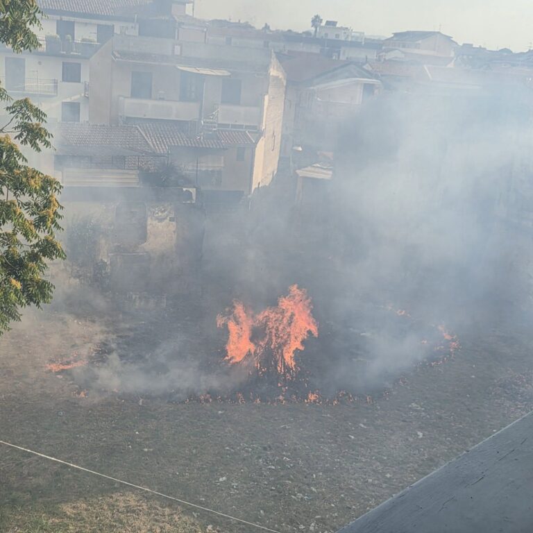 Trentola Ducenta, incendio nel centro storico di Ducenta vicino alla Chiesa di San Giorgio Martire