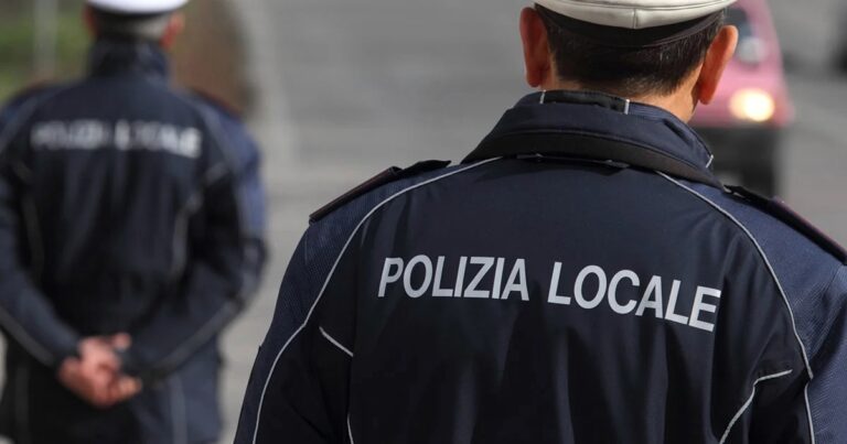 Trentola Ducenta, sputò contro l'auto della polizia locale: confermata la multa da 5mila euro