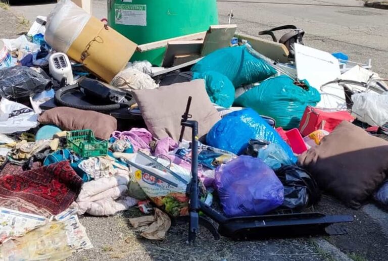 Rifiuti abbandonati a Trentola Ducenta vicino alla SP33: il Comune ingiunge il risarcimento